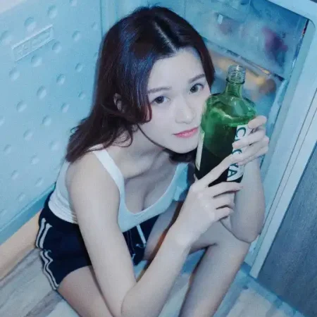 李蔓瑩白背心同大家玩遊戲